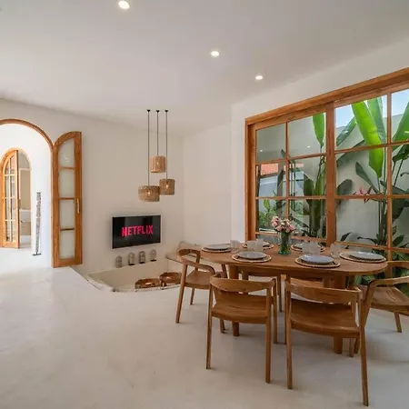 Villa Laa - Tropical & Modern 3Br Central - Canggu Beach